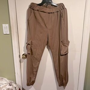 🤎 Light Brown cargo pants perfect for work or casual wear Size Large runs small